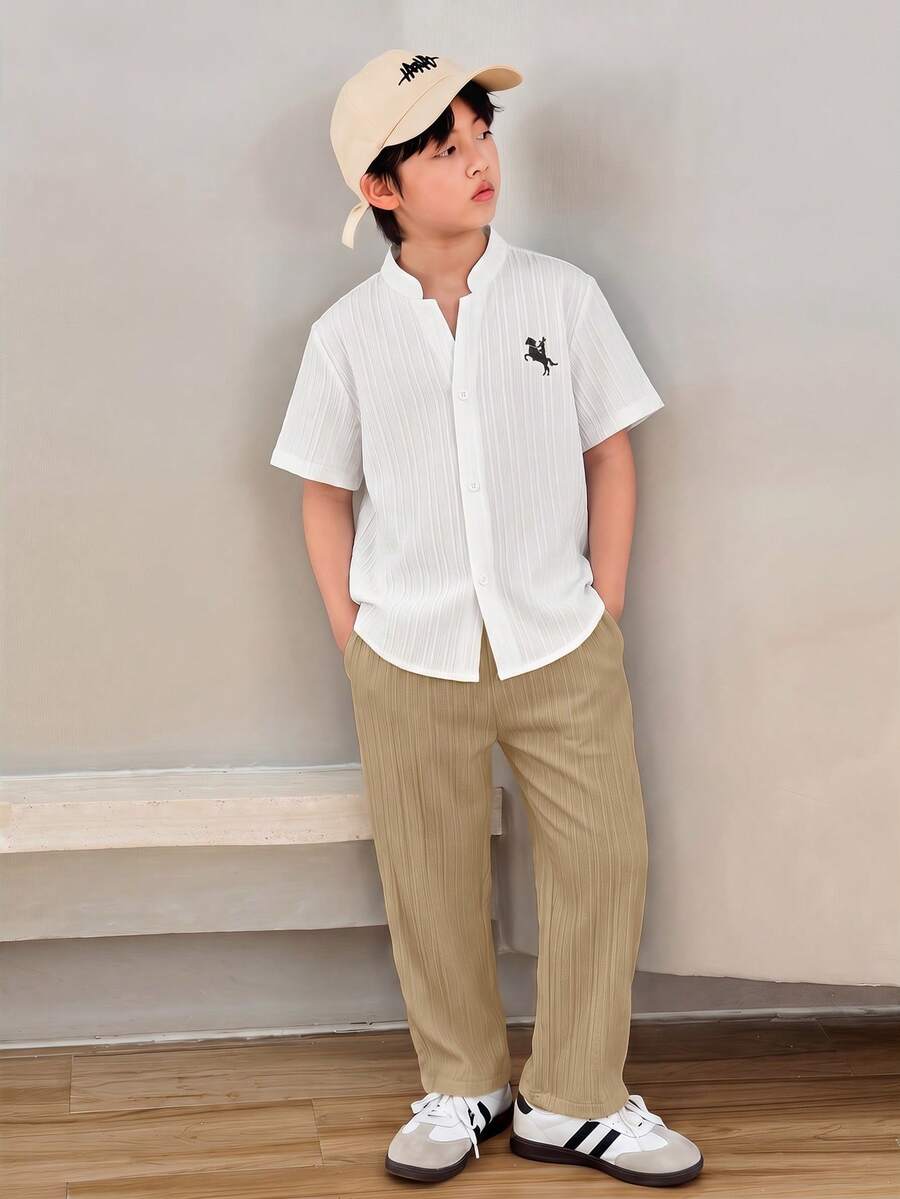 SHEIN 男孩休閒學院風織帶拼接圓領套頭短袖寬鬆白色T恤與卡其色長褲運動褲套裝,適合春/夏,穿搭、旅行、度假、家庭聚會、返校、婚禮季、晚會、運動、生日派對 - 彩色 - 查看 1