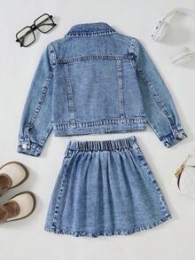 SHEIN 女童淺藍色牛仔破洞百褶裙兩件套，學院風，舒適純棉牛仔布料，柔軟；破洞撕裂水洗工藝打造質感，短版剪裁修飾身型顯高顯瘦，適合返校季、音樂節、日常出遊、上學通勤、派對、度假等多種場合，休閒可愛百搭，春夏新品 - 中等水洗藍 - 查看 2
