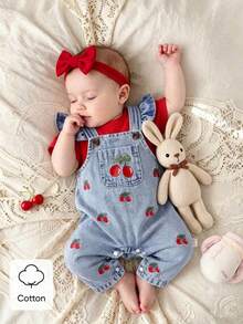 SHEIN Playful Pals 2件組女嬰可愛草莓刺繡圍兜褲，柔軟棉質藍色夏季親子套裝，休閒日常穿著 - 紅色 - 查看 1