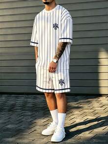 Manfinity Homme 美式復古藍白對比垂直條紋 NY 字母印花 2 件套，街頭風時尚圓領短袖上衣，彈性腰抽繩短褲，男女款圖案 T 恤，夏季休閒度假穿搭 - 彩色 - 查看 4