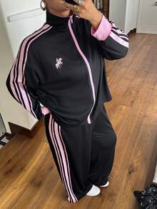 Muchica 女款大尺碼休閒黑粉配色拼接條紋夾克與長褲套裝，飾有馬匹刺繡設計 - 彩色 - 查看 6