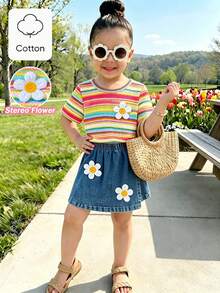 SHEIN Genkimix Kids 少女新款可愛彩色多巴胺兩件套，彩色條紋數位印花針織上衣，短袖圓領款，胸前飾有可愛白色小花貼布，搭配復古淺藍色牛仔迷你裙，美式甜美風，適合日常出遊、度假拍照、派對穿著，實用時尚，島嶼風、海灘週末夏季穿搭 - 彩色 - 查看 11