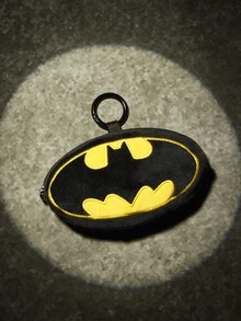 BATMAN X POKOJA LAND 1個聯名3D毛絨吊飾鑰匙圈，黑黃配色，橢圓形酷圖標設計，適用於包包、鑰匙、書包，適合青少年與成人，生日或週年紀念的獨特禮物 - 黑色 - 查看 2