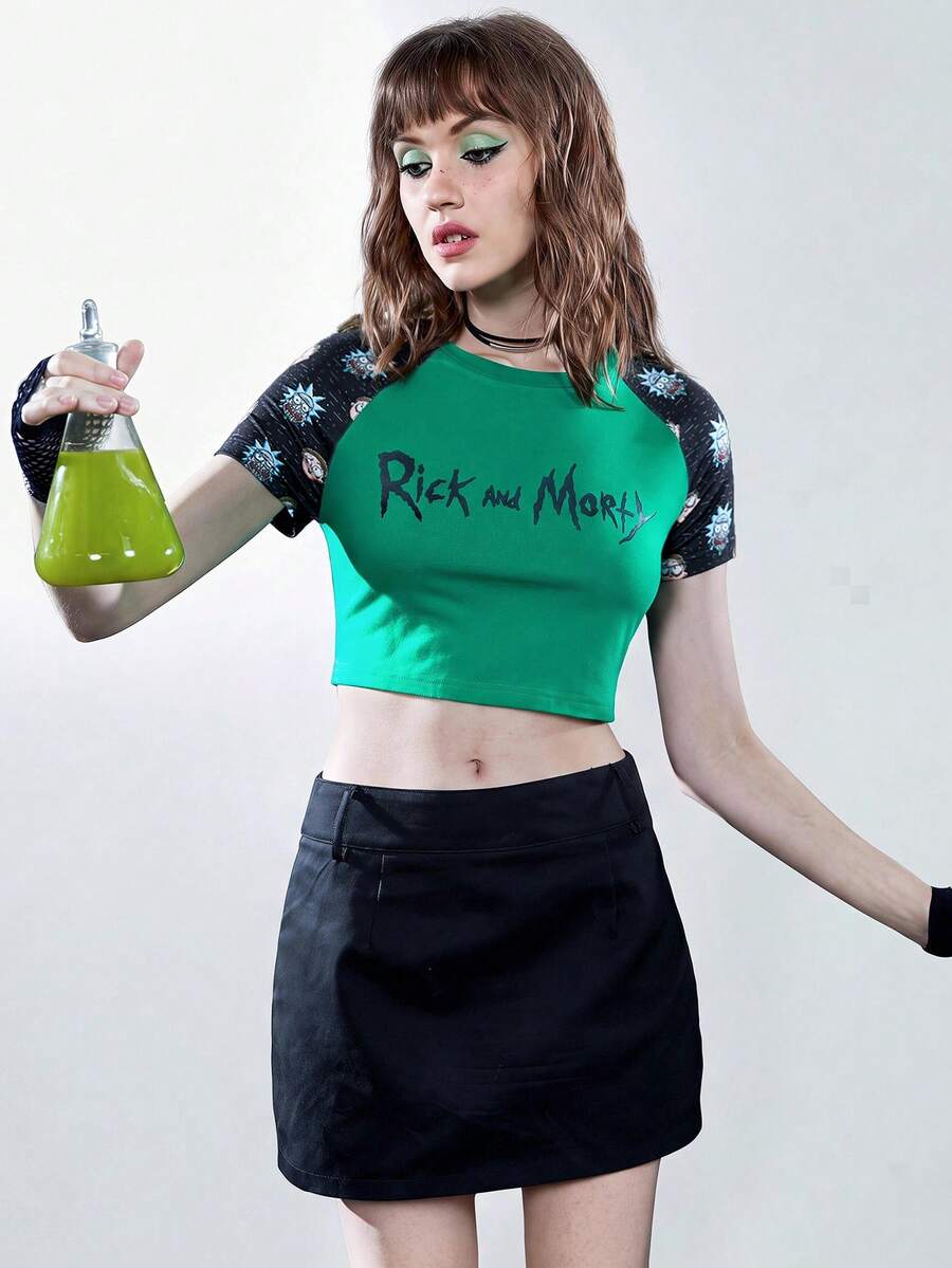 Rick and Morty X SHEIN Camiseta crop con estampado de letra y dibujos animados de manga raglán - Multicolor - Ver 1