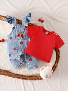 SHEIN Playful Pals 2件組女嬰可愛草莓刺繡圍兜褲，柔軟棉質藍色夏季親子套裝，休閒日常穿著 - 紅色 - 查看 4