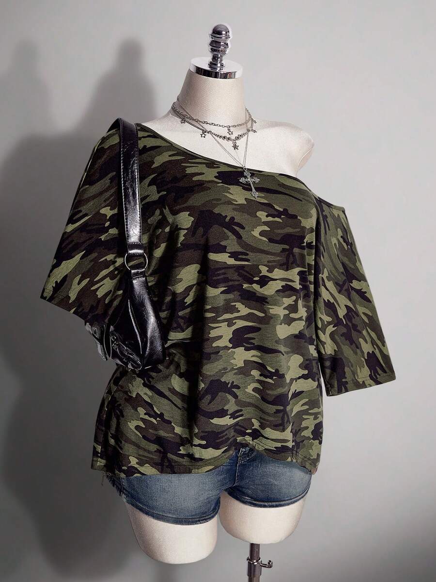 SHEIN ICON 女款大尺碼復古性感千禧風Y2K時尚個性簡約休閒街頭綠色迷彩露肩寬鬆T恤 - 彩色 - 查看 1