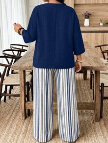 Weeklong Conjunto de 2 piezas para mujer talla grande con camiseta de manga 3/4 con botones de unicolor y pantalones con estampado de rayas - Multicolor - Ver 2