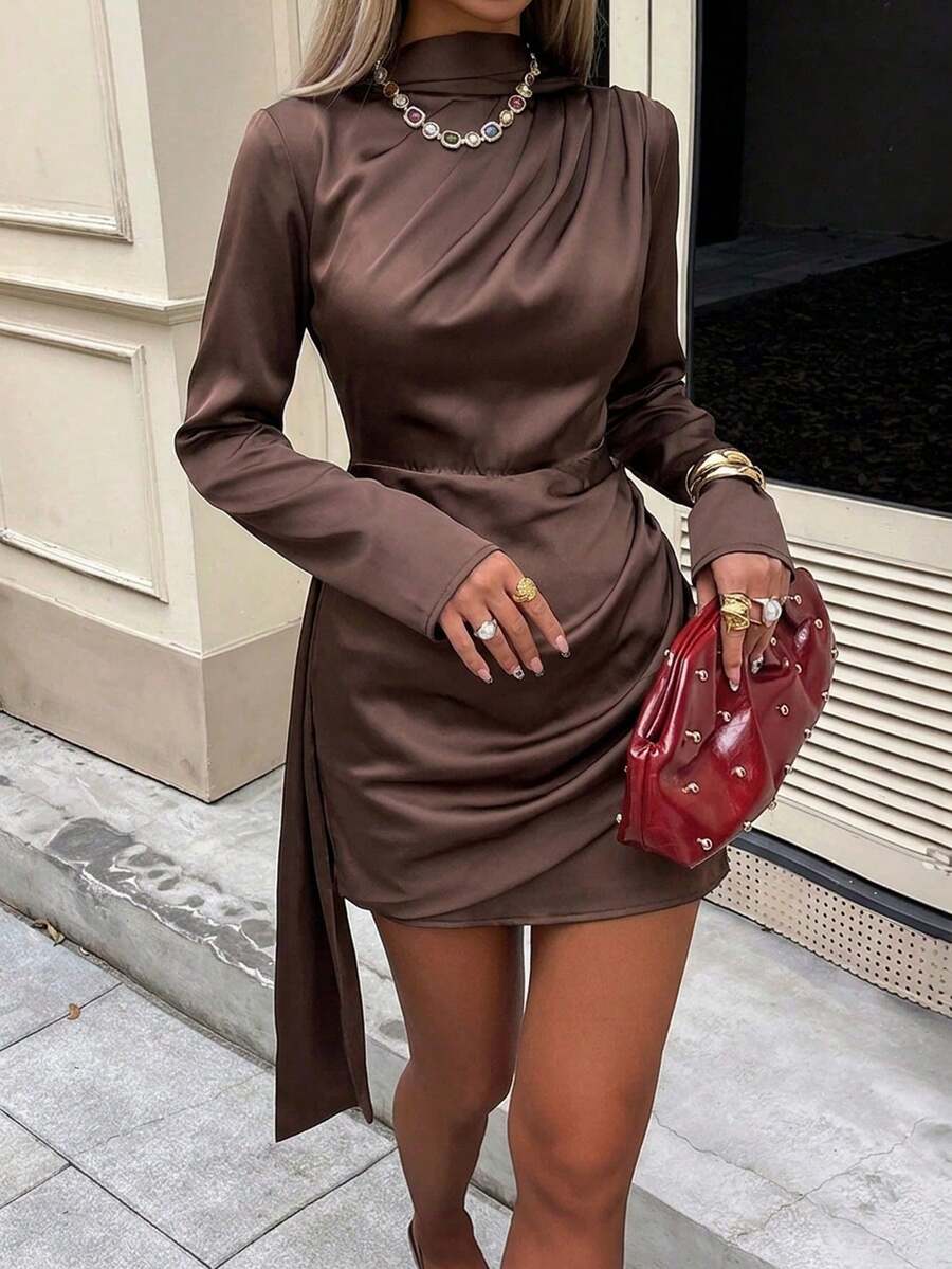 Siren Gaze Nouvelle robe longue pour femmes en satin marron café avec col drapé, volants et plis, manches longues, robe de soirée élégante et vintage pour dîner et rendez-vous