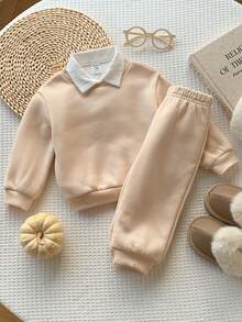 SHEIN 男女嬰兒/幼兒 2件組秋冬加厚抓絨內裡休閒時尚背後口號圖案衛衣套裝，嬰兒運動服，冬季穿搭套裝，嬰兒衣物 - 杏色 - 查看 3