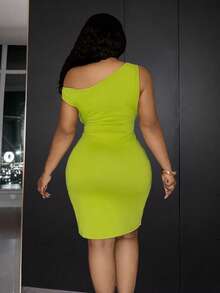 Slaydiva Summer New Elegant & Graceful Slim Fit Matcha Green Asymmetrical Shoulder Ruched Waist Metal Buckle Decor Bodycon Stretch Knit Fabric Women Plus Size Short Dress For Wedding, Friends Gathering, Elegant Party, Cocktail Party, Birthday Party, Date, Afternoon Tea, Brunch, Holiday, Girls Dinner, Vacation And More - Limelight Green - View 4
