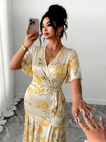 SHEIN Clasi 大尺碼女款浪漫溫柔風針織奶油黃繡球花印花修身綁帶V領短袖長洋裝 - 黃色 - 查看 2