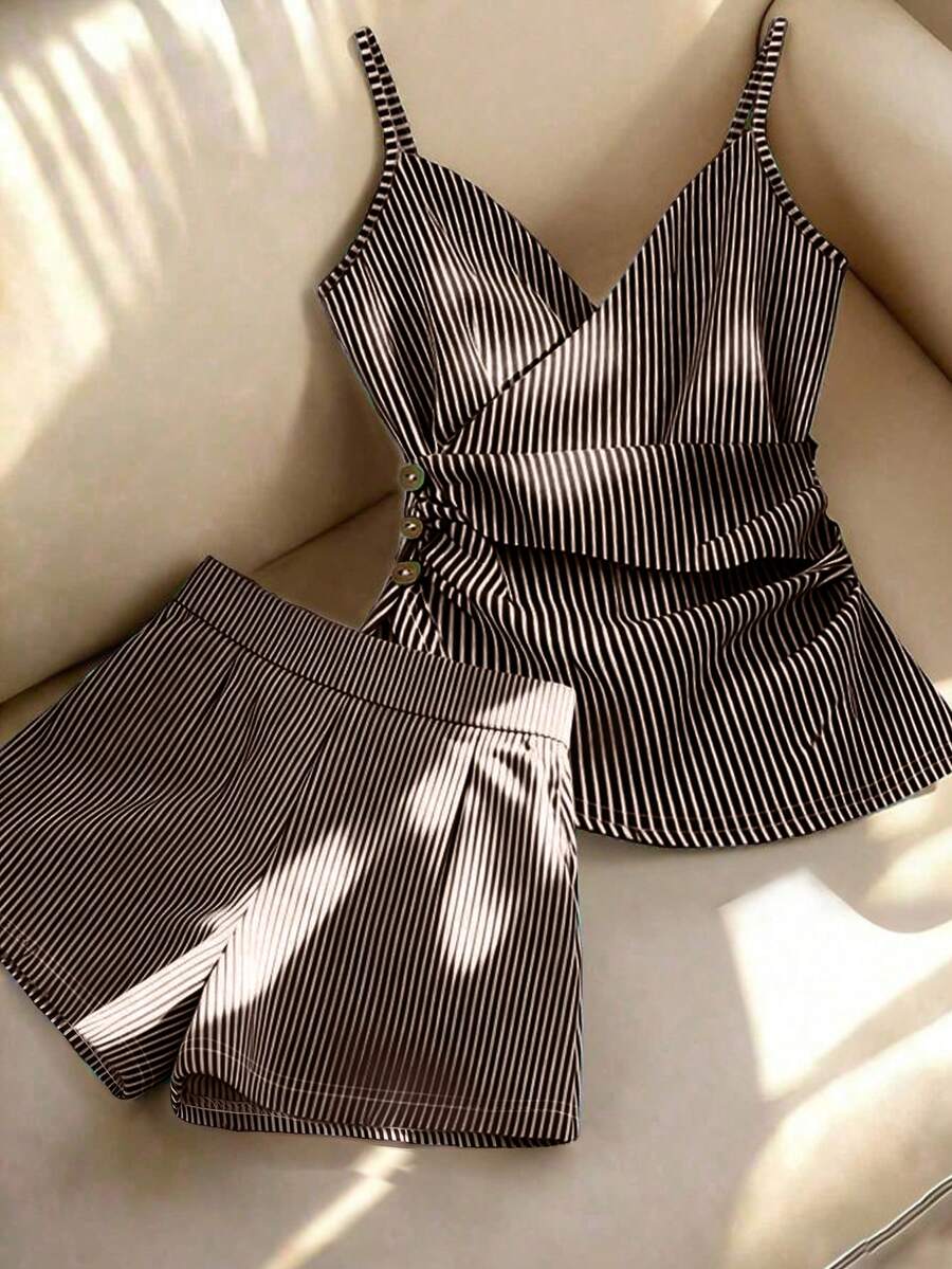 SHEIN Franclia 春夏新款高端法式條紋圖案百褶裝飾鈕扣上衣優雅洗練時尚女款上衣 + 條紋短褲,女款短褲,無袖上衣,春季服飾,夏季穿搭,女款春夏套裝,女款藍白兩件套,度假,外出,Y2K,春季,夏季,返校,休閒,海灘,商務,女款春夏套裝 - 咖啡棕 - 查看 1