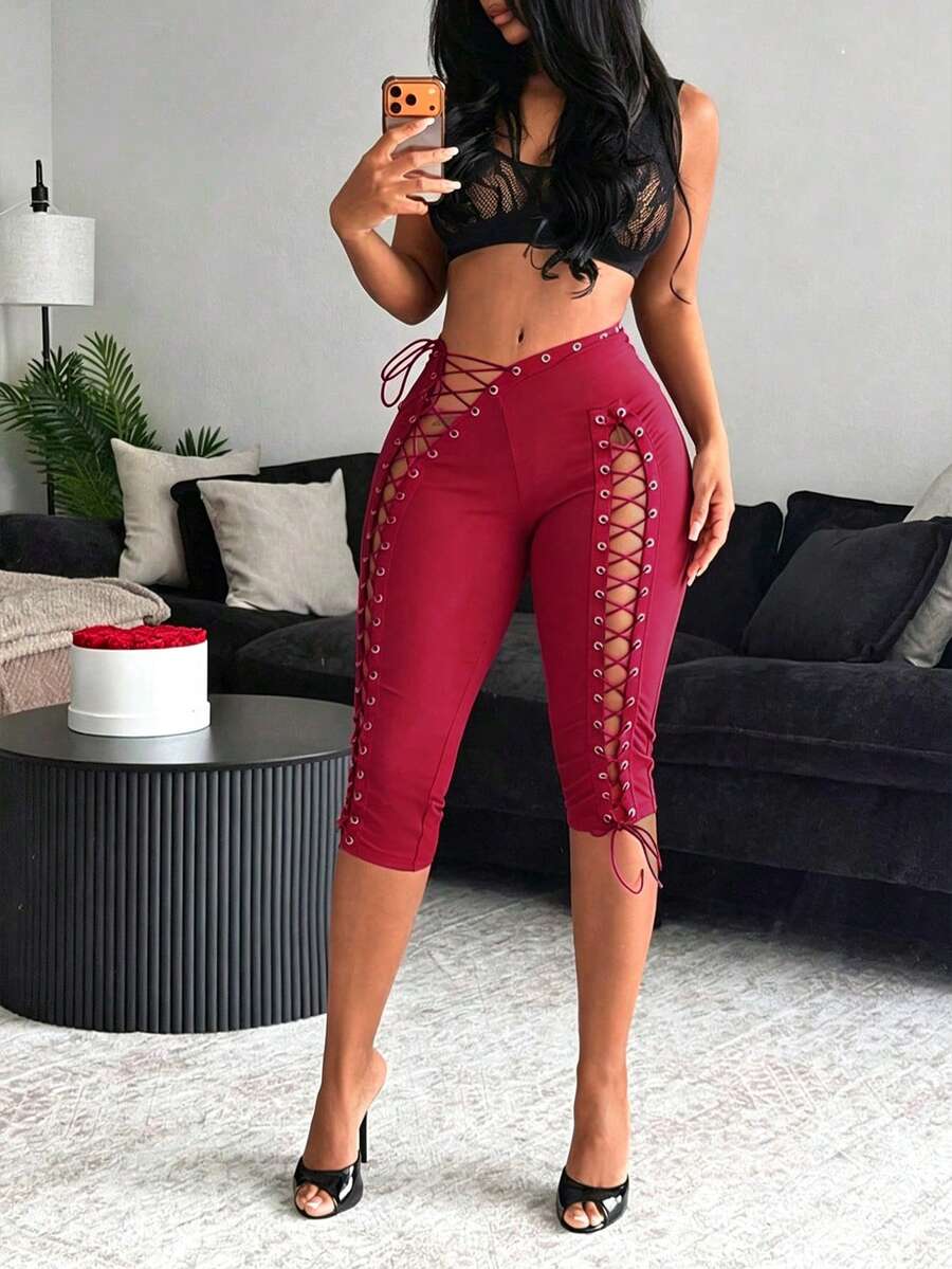 SHEIN BamGlam 2026春季女款新款性感露背細肩帶設計七吋座褲,街頭時尚俏皮風 - 酒紅色 - 查看 1