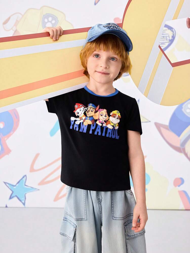 SHEIN | PAW Patrol تي شيرت قصير الأكمام بياقة دائرية مع طباعة الحرف والكلب وتريم متباين، ملابس صيفية عادية للأولاد - الأسود - مشاهدة 4