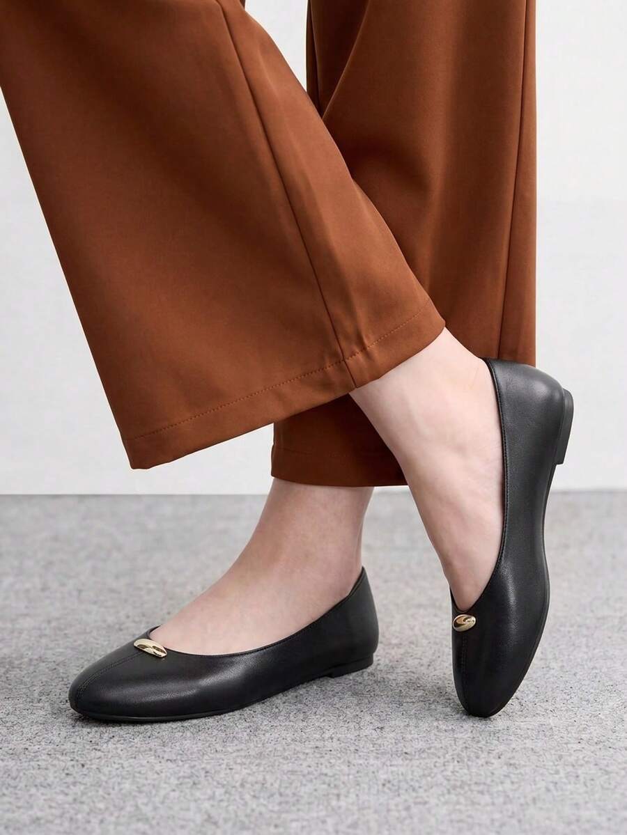 CUCCOO BIZCHIC 女款圓頭平底鞋 簡約基礎款 日常通勤上班購物舒適百搭平底女鞋 - 清黑 - 查看 1