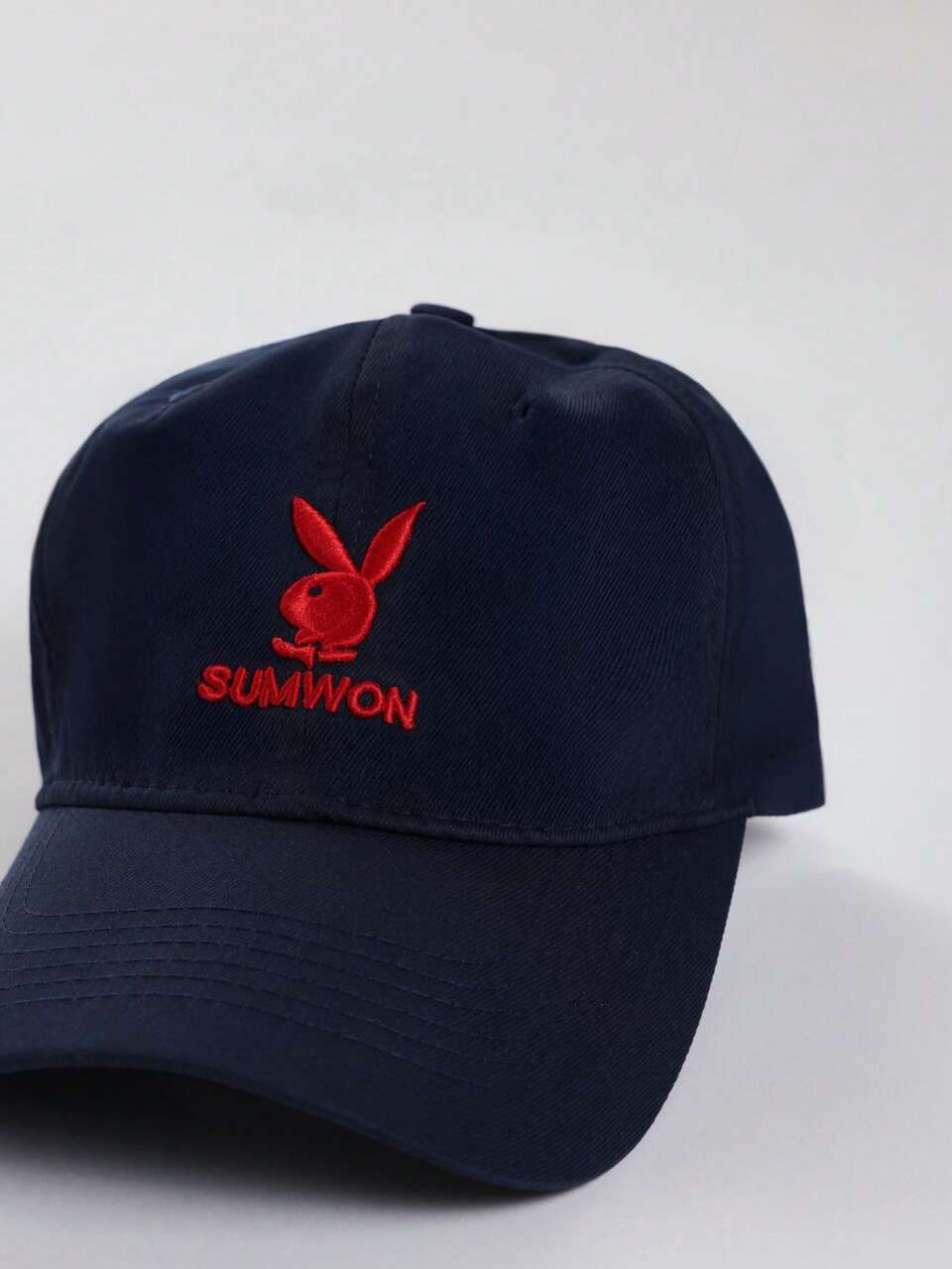 PLAYBOY X SUMWON Czapka typu dad cap z haftowanym logo króliczka, klasyczna sześciopanelowa czapka baseballowa z regulowanym paskiem, streetwear na wiosnę i lato
