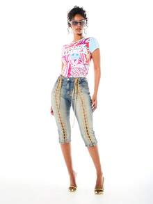 SUMWON WOMEN Floral Graphic Crop Slim Fit Tee With Baddies Front Print And 2002 Back Detail - Multicolor - View 6