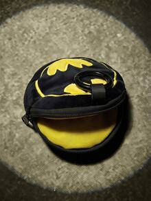 BATMAN X POKOJA LAND 1個聯名3D毛絨吊飾鑰匙圈，黑黃配色，圓形酷圖標設計，適用於包包、鑰匙、書包，適合所有年齡層，生日或週年紀念的酷禮物 - 黑色 - 查看 4
