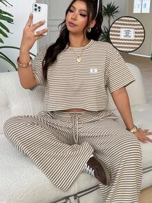 SHEIN EZwear 大尺碼女款棕色條紋短袖襯衫與彈性腰長褲套裝，休閒日常穿著，正式度假、返校、旅行夏季款 - 彩色 - 查看 1