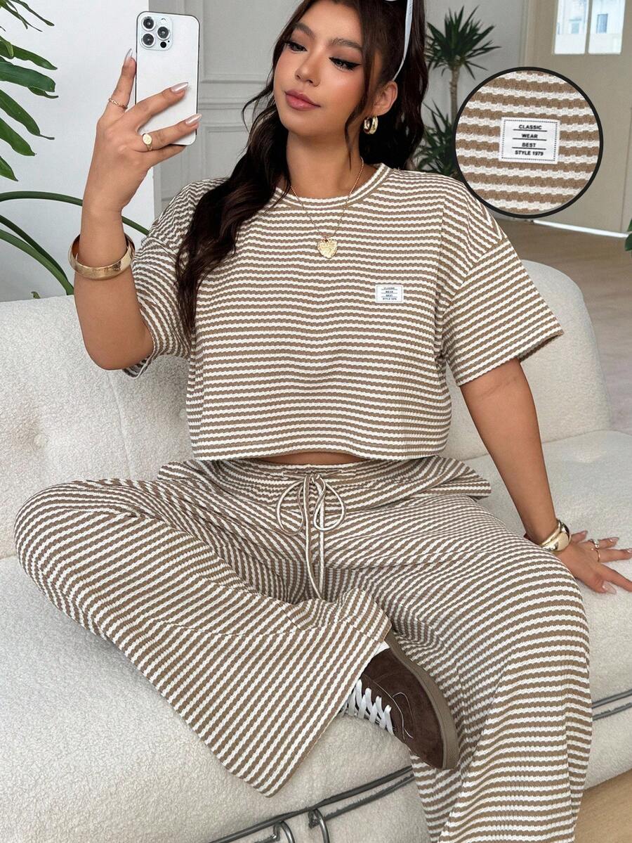 SHEIN EZwear 大尺碼女款棕色條紋短袖襯衫與彈性腰長褲套裝，休閒日常穿著，正式度假、返校、旅行夏季款 - 彩色 - 查看 1