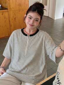 Dazy Plus 女款寬鬆版型短袖T恤，波浪荷葉邊飾與條紋對比邊緣，夏季大尺碼休閒上衣，可愛上衣 - 黑與白 - 查看 2
