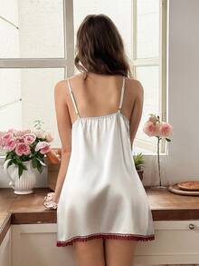 Snug Reverie Camisola Feminina de Cetim com Alça de Laço em Renda Bordada na Cor Borgonha - Branco - Visão 2