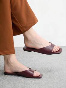 CUCCOO BIZCHIC 女款簡約休閒大方平底拖鞋 - 酒紅色 - 查看 3