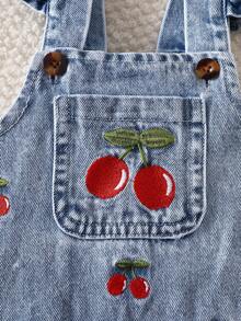 SHEIN Playful Pals 2件組女嬰可愛草莓刺繡圍兜褲，柔軟棉質藍色夏季親子套裝，休閒日常穿著 - 紅色 - 查看 6