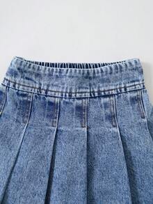SHEIN 女童淺藍色牛仔破洞百褶裙兩件套，學院風，舒適純棉牛仔布料，柔軟；破洞撕裂水洗工藝打造質感，短版剪裁修飾身型顯高顯瘦，適合返校季、音樂節、日常出遊、上學通勤、派對、度假等多種場合，休閒可愛百搭，春夏新品 - 中等水洗藍 - 查看 6
