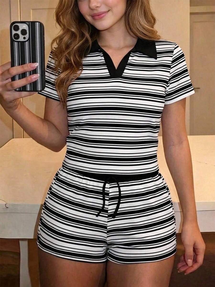 Setelan 2 Potong Garis-Garis Hitam Putih Klasik untuk Remaja Perempuan, Atasan Berdesain Lengan Pendek Leher V dengan Kerah Warna Polos untuk Tampilan Bersih dan Minimalis, Pola Garis-Garis Secara Keseluruhan Rapi dan Teratur. Celana Pendek Garis-Garis yang Serasi, Segar dan Sederhana, 1 Set Dikirim Secara Acak, Kembali ke Sekolah - MultiWarna - View 1