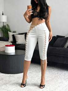 SHEIN BamGlam 2026夏季女款新式性感露背綁帶設計 7吋底褲 街頭風穿孔裝飾 IN風緊身褲 夜白色 - 白色 - 查看 1