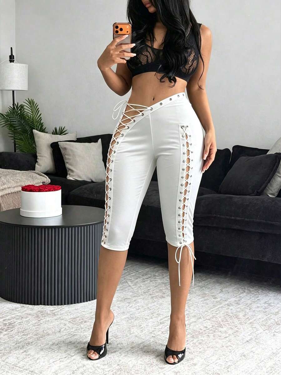 SHEIN BamGlam 2026夏季女款新式性感露背綁帶設計 7吋底褲 街頭風穿孔裝飾 IN風緊身褲 夜白色 - 白色 - 查看 1