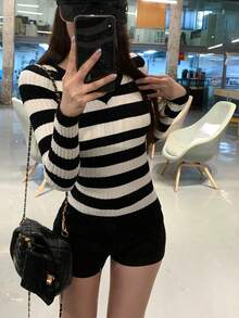 DAZY Women's V-Neck Striped Long Sleeve Korean Style Autumn/Winter Sweater - Black and White - View 4