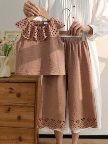 SHEIN Vintaside Kids 2件組少女甜美可愛公主風草莓印花無袖背心與配套長褲套裝，粉色條紋＋3D草莓刺繡＋荷葉領，吸睛設計，適合派對、家庭活動、日常穿著、返校季 - 棕色 - 查看 3