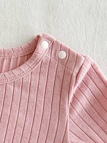 SHEIN Vintaside Kids 2件組女嬰可愛夏季度假套裝 素色短袖上衣&花卉刺繡牛仔吊帶褲 水藍色休閒春季日常穿搭 - 粉色 - 查看 3