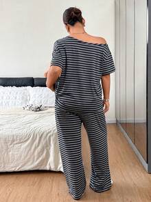 Napfluff CURVE Napfluff CURVE 大尺碼女款紗染條紋不對稱肩短袖寬腿褲休閒家居服套裝 - 黑色 - 查看 4