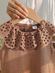 SHEIN Vintaside Kids 2件組少女甜美可愛公主風草莓印花無袖背心與配套長褲套裝，粉色條紋＋3D草莓刺繡＋荷葉領，吸睛設計，適合派對、家庭活動、日常穿著、返校季 - 棕色 - 查看 5