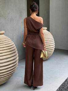 Flora Isola Flora Isola Conjunto de 2 Peças Feminino Tamanho Padrão Premium com Top Assimétrico Franzido e Calça Longa de Perna Larga com Cintura Alta Torcida e Drapeada - Castanho - Visão 2