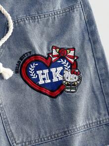 ROMWE MEN HELLO KITTY AND FRIENDS | ROMWE 丹寧聯名款雙腰頭刺繡圖案寬鬆牛仔短褲 - 淺色水洗藍 - 查看 5