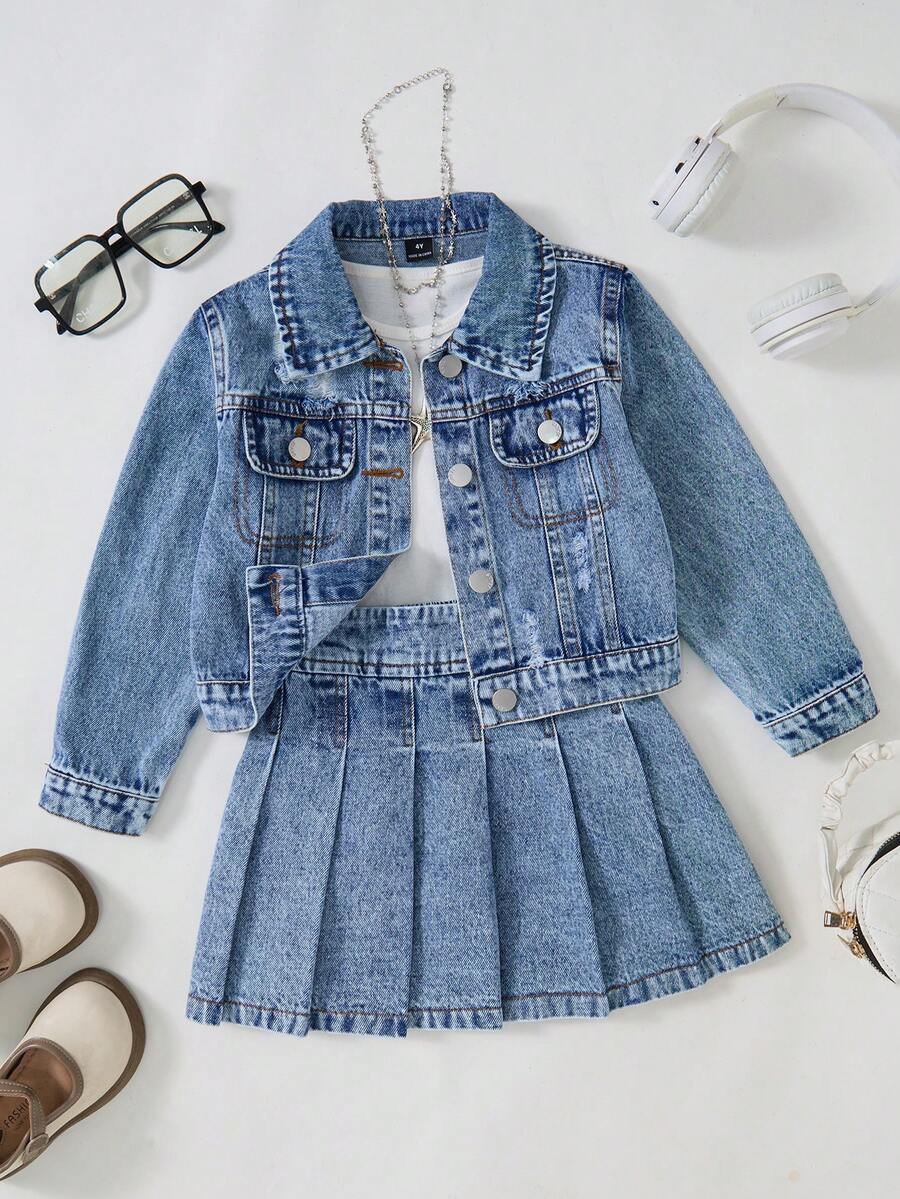SHEIN 女童淺藍色牛仔破洞百褶裙兩件套,學院風,舒適純棉牛仔布料,柔軟;破洞撕裂水洗工藝打造質感,短版剪裁修飾身型顯高顯瘦,適合返校季、音樂節、日常出遊、上學通勤、派對、度假等多種場合,休閒可愛百搭,春夏新品 - 中等水洗藍 - 查看 1
