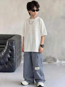 SHEIN 2件組兒童青少年男孩3D字母壓紋圓領短袖白色T恤與藍色工裝口袋長褲套裝，適合春/夏、情人節、約會、夏季穿搭、海灘週末、家庭聚會、返校季、婚禮季、運動、生日派對 - 彩色 - 查看 2