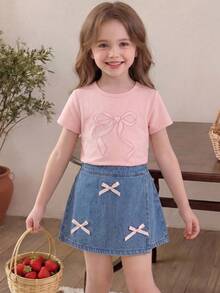 SHEIN Playful Pals 2件組少女粉色蝴蝶結刺繡彈性圓領短袖T恤 + 彈性腰水洗藍色牛仔裙褲，休閒可愛甜美韓風套裝，適合夏季日常穿著、上學、購物、公園野餐、遊樂園、度假等場合 - 粉色 - 查看 5