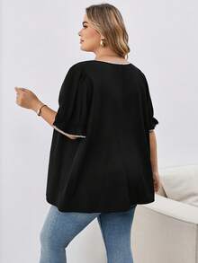 SHEIN CURVE+ 大尺碼休閒度假風貝殼與花卉裝飾方領燈籠袖上衣，2026秋冬 22W - 黑色 - 查看 2