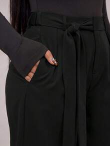 Radiana 大尺碼女款春夏時尚休閒極簡優雅通勤不對稱腰帶設計西裝褲，深咖啡色大尺碼寬腿西裝褲 - 黑色 - 查看 3