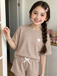 SHEIN 女童可爱爱心刺绣针织短袖T恤套装，时尚别致，适合休闲、运动、户外、度假等场合。 - 卡其色 - 查看 2