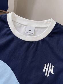 SHEIN Streecool Kids 小男孩經典幾何圖案清新藍白對比波浪印花多色針織圓領短袖T恤、短褲，男童兩件套 - 彩色 - 查看 4