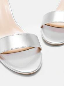 CUCCOO CURVES Sandalias de tacón alto con correa al tobillo para mujer talla grande, negras, de estilo clásico y moderno, cómodas, de ajuste ancho y con punta abierta, para Navidad - Plata 2 - Ver 8