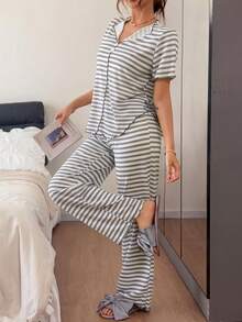 Napfluff 2 قطعة/مجموعة رمادي & أبيض مطبوع بخطوط ياقة صغيرة V-Neck أزرار فيونكة أمامية قصير من الأمام طويل من الخلف حافة مكشكشة قماش محبوك خفيف الوزن ملابس كاجوال مريحة قابلة للارتداء توب بأكمام قصيرة & بنطلون - رمادي - مشاهدة 3