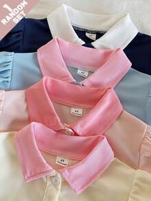 SHEIN 女童甜美可愛簡約富家風 Polo 領短袖撞色領口蝴蝶結刺繡貼布裝飾上衣 荷葉邊腰帶下襬裙褲休閒 T-shirt 隨機 4 件組 - 彩色 - 查看 3
