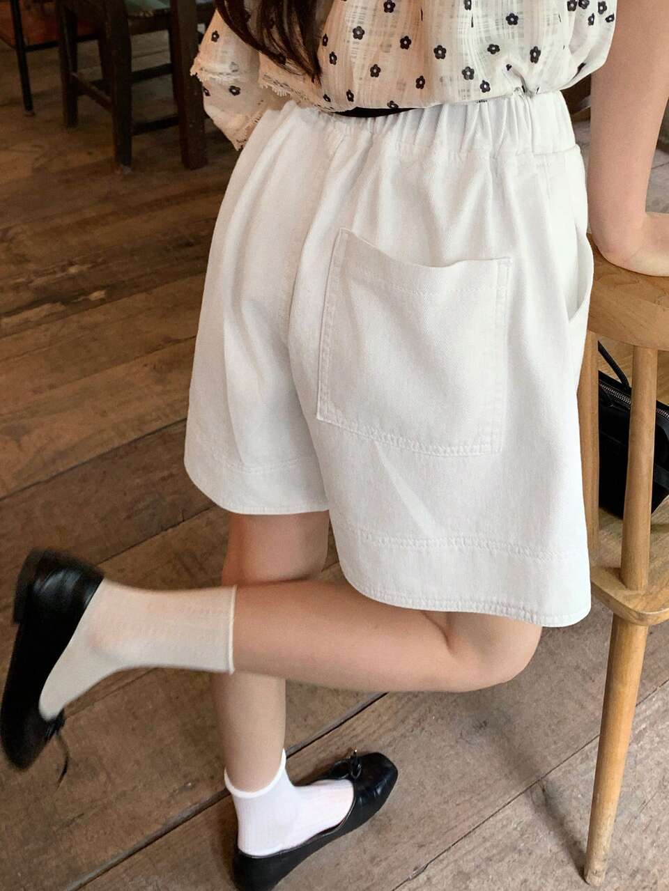 Women's Elastic High Waist Loose White Denim Cuffed Hem Minimalist Versatile Casual Denim Shorts Cute Tops